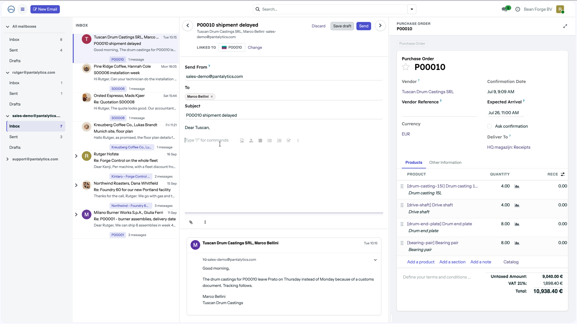 De inbox van Odoo Mail Pro met mailboxen, gesprekken, een antwoord in wording en inkooporder P00010 rechts open