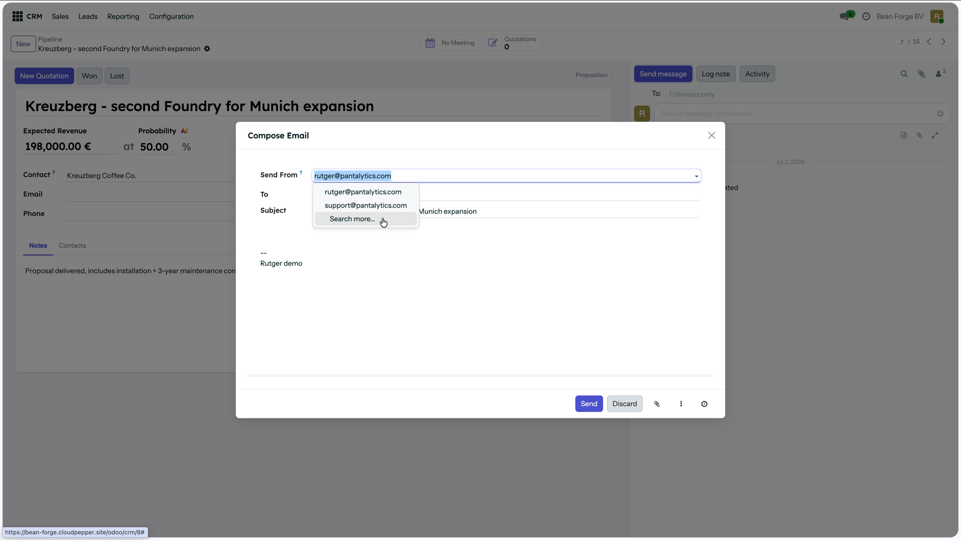 Het mailvenster in Odoo op een CRM-kans met een Send From-keuzelijst met een persoonlijke en een gedeelde mailbox