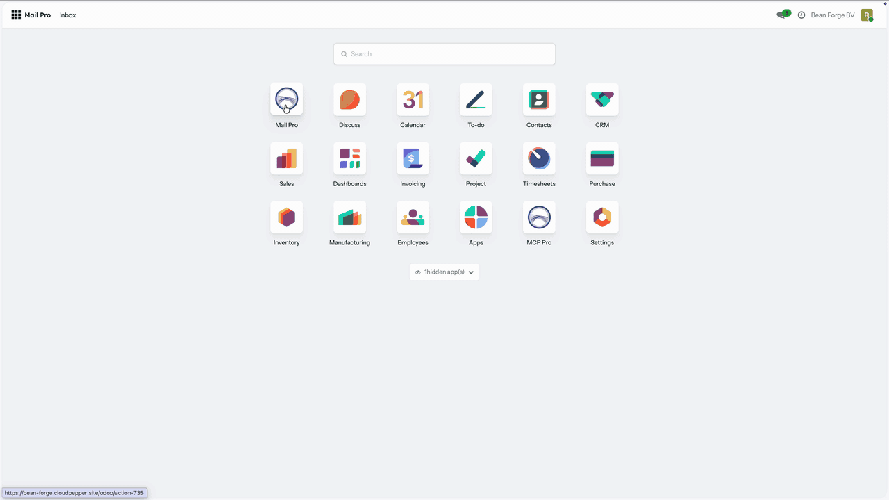 Animatie: een mail over inkooporder P00010 komt binnen in de inbox van Odoo Mail Pro, de order opent ernaast en er wordt een antwoord geschreven